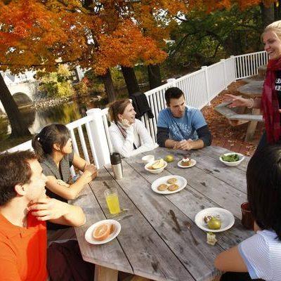 学生们在亨尼克吉尔莫食堂的庭院里